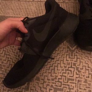 Black nike roches